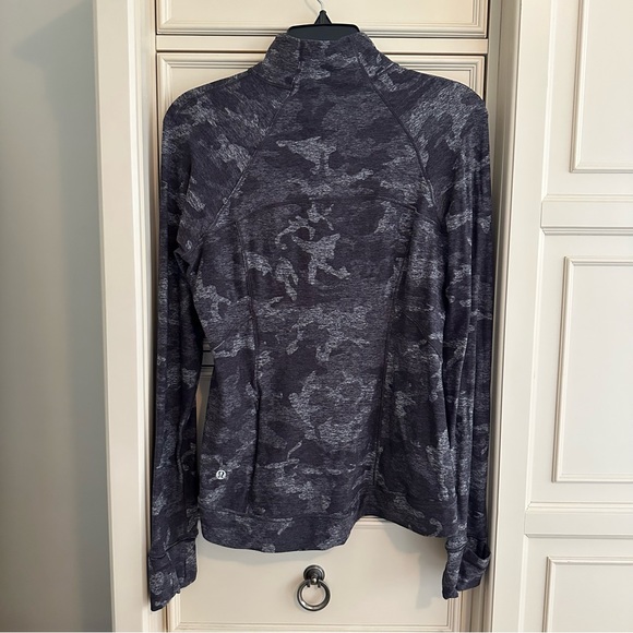 LULULEMON OUTRUN THE ELEMENTS 1/2 ZIP TOP IN GRAY CAMO SIZE 8 - Picture 6 of 16